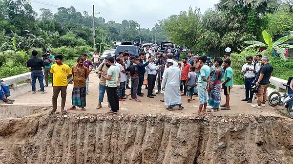 র‌্যাব ক্যাম্পের দেয়াল বুলডোজার দিয়ে গুঁড়িয়ে দিল সন্ত্রাসীরা