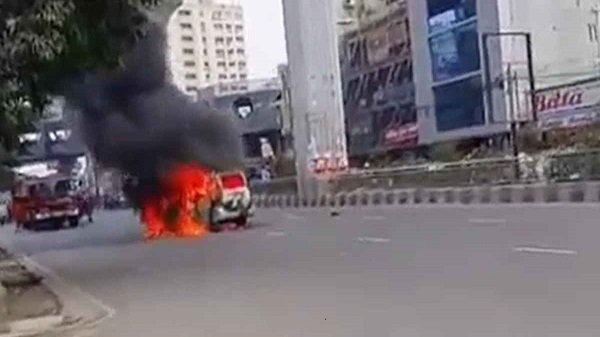রাজধানীতে হঠাৎ চলন্ত গাড়িতে আগুন