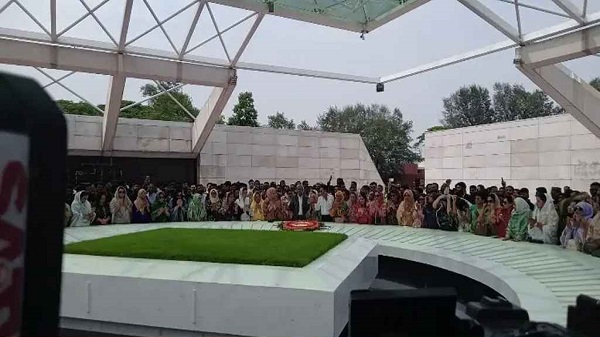 জিয়াউর রহমান ও খালেদা জিয়ার কবরে বিএনপির সংরক্ষিত আসনের এমপিদের শ্রদ্ধা