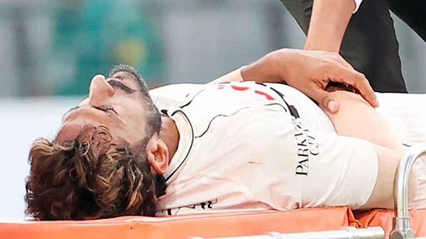 মাথায় আঘাত, স্ট্রেচারে মাঠ ছাড়লেন পাকিস্তানি পেসার