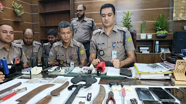 মোহাম্মদপুর অভিযানে হামলার শিকার পুলিশ, ছিনতাইকারী গুলিবিদ্ধ