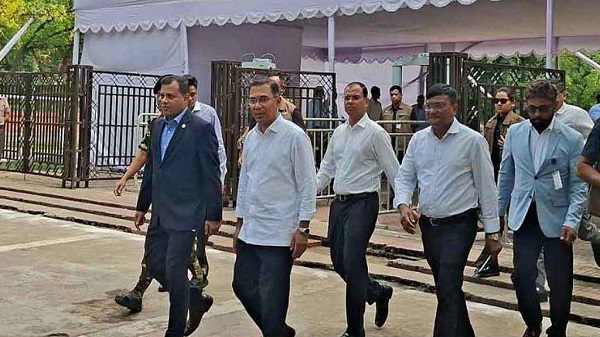 নিরাপত্তা কড়াকড়ি ভুলে জনতার কাতারে প্রধানমন্ত্রী