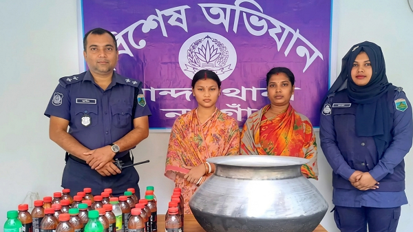 নওগাঁর মান্দায় চোলাই মদসহ দুই নারী আটক