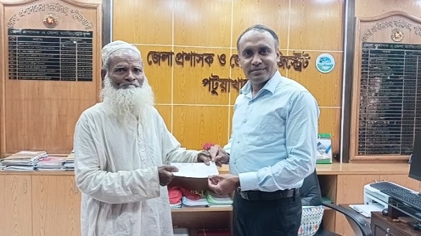 অসহায় বৃদ্ধের চোখের জল মুছলেন ডিসি, পটুয়াখালীতে মানবিকতার অনন্য উদাহরণ