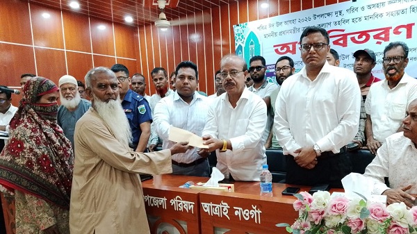 আত্রাইয়ে ঈদ উপলক্ষে অসহায়দের মাঝে অর্থ ও ক্ষতিগ্রস্তদের ঢেউটিন বিতরণ