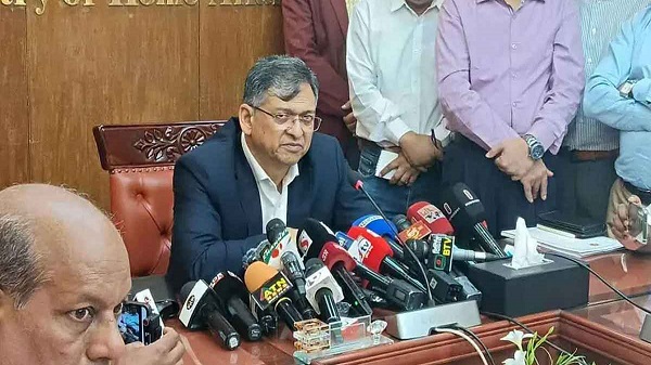 পুলিশের ইউনিফর্মে আবার পরিবর্তন, কেমন হবে জানালেন স্বরাষ্ট্রমন্ত্রী