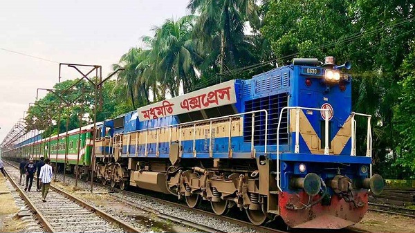 ৪ বগি রেখেই চলে গেল মধুমতি এক্সপ্রেস ট্রেন