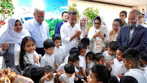 শিশুদের সঙ্গে প্রাণোচ্ছ্বল সময় কাটালেন প্রধানমন্ত্রী