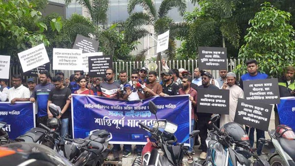 মোটরসাইকেলে নতুন করের প্রস্তাব, এনবিআরের সামনে বাইকারদের বিক্ষোভ