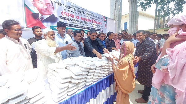 শহীদ জিয়ার ৪৫তম শাহাদাত বার্ষিকীতে মহাস্থান মাজার মসজিদে প্রতিমন্ত্রীর দোয়া ও খাবার বিতরণ