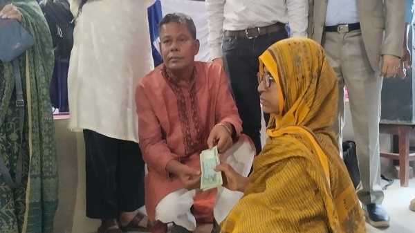 দিনাজপুরে প্রতিবন্ধী ক্ষুদ্র ব্যবসায়ীদের মাঝে রোটারির আর্থিক সহায়তা প্রদান