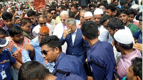 বিএনপি-জামায়াত নেতাকর্মীদের কাছে সেতুমন্ত্রী অবরুদ্ধ
