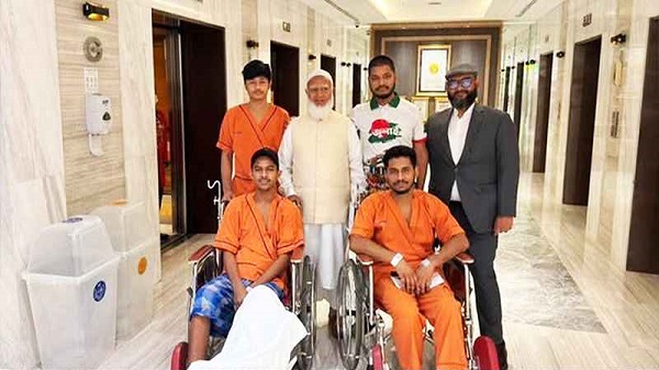 ব্যাংককে চিকিৎসাধীন জুলাই যোদ্ধাদের দেখতে হাসপাতালে বিরোধীদলীয় নেতা