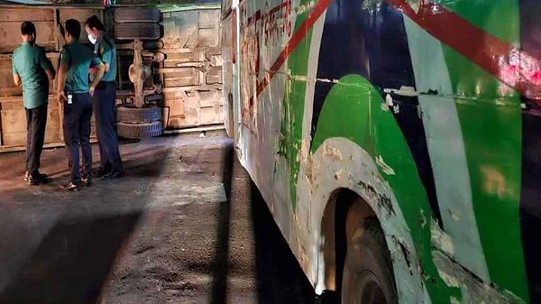 বাসের ধাক্কায় যাত্রীর মৃত্যু, যাত্রীছাউনিতে মিলল পলাতক চালকের মরদেহ