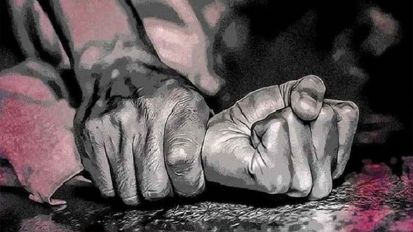 গৃহবধূ ধর্ষণের অভিযোগে স্বেচ্ছাসেবক দলের নেতাকে পুলিশে দিল জনতা