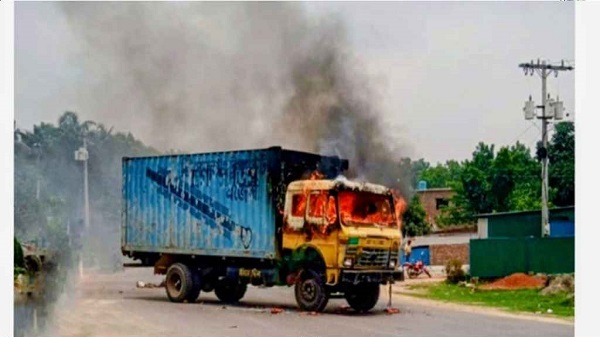 ত্রিমুখী সংঘর্ষে নিহত ৪, ঘাতক কাভার্ডভ্যানে আগুন দিল বিক্ষুব্ধ জনতা