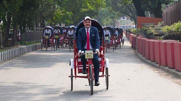 ঢাকার রাস্তায় রিকশা চালালেন মা‌র্কিন রাষ্ট্রদূত