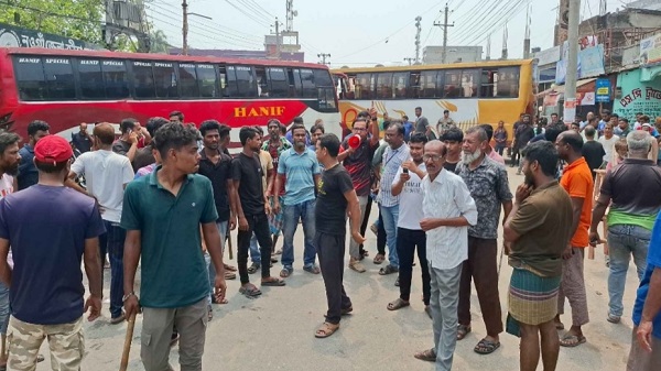 নওগাঁয় চালককে মারধরের প্রতিবাদে দূরপাল্লার বাস চলাচল বন্ধ