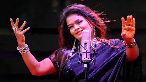 সংসার ও সুরের সমন্বয়ে শিল্পী মৌ মনির অনন্য অগ্রযাত্রা