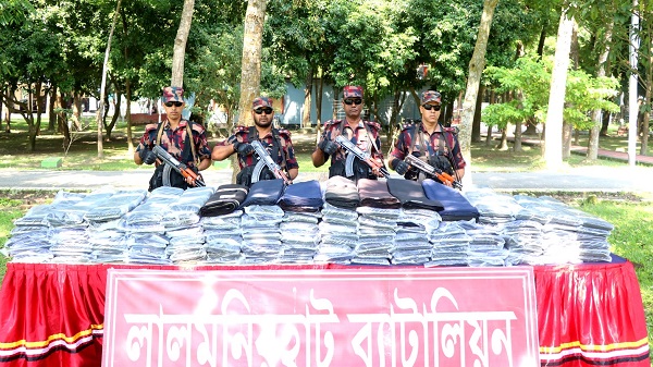 নাগেশ্বরী সীমান্তে ১৫ বিজিবির অভিযানে ৩০ লাখ টাকার ভারতীয় কাপড় জব্দ