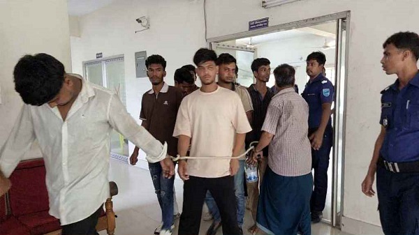 মিছিলের প্রস্তুতি নিচ্ছিলেন আ.লীগ নেতাকর্মীরা, ধরতে না পেরে ‘পথচারীদের গ্রেপ্তার’ করল পুলিশ!