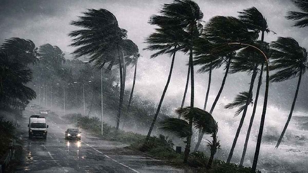 রাতে ঢাকাসহ দেশের ১০ অঞ্চলে শক্তিশালী ঝড়ের আভাস