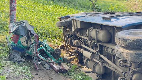 বাসের ধাক্কায় একই পরিবারের তিন জনসহ নিহত ৫