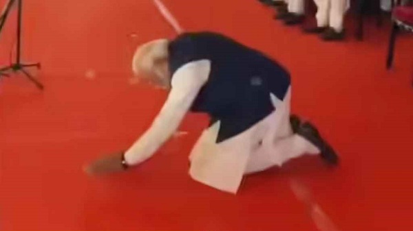 শুভেন্দুর মঞ্চে মাথা নত করলেন মোদি