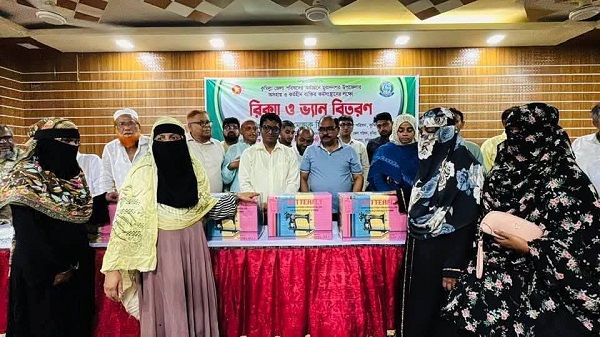 ভ্যান ও সেলাই মেশিনে ঘুরে দাঁড়ানোর স্বপ্ন মুরাদনগরে ২৬৪ হতদরিদ্র পরিবারের পাশে জেলা পরিষদ