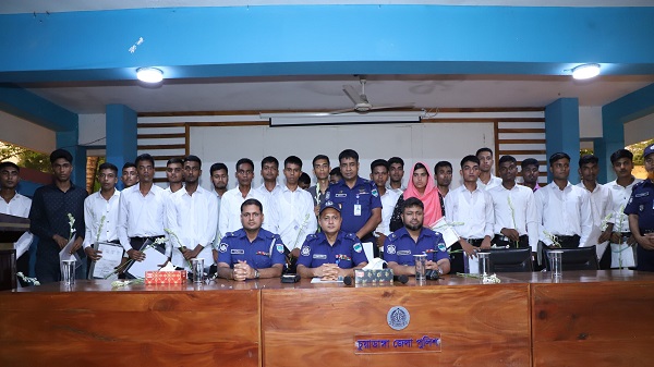 চুয়াডাঙ্গায় ১২০ টাকায় পুলিশের চাকরি পেলেন ২১ তরুণ-তরুণী