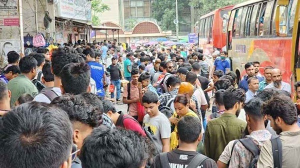 ঈদের দ্বিতীয় দিনে ঘরমুখো মানুষের ভিড় ঢাকায়