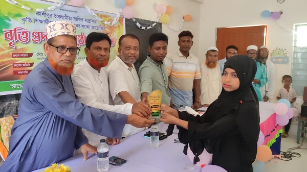 তালায় মেধাবী শিক্ষার্থীদের শিক্ষাবৃত্তি ও ক্রেস্ট প্রদান অনুষ্ঠান অনুষ্ঠিত