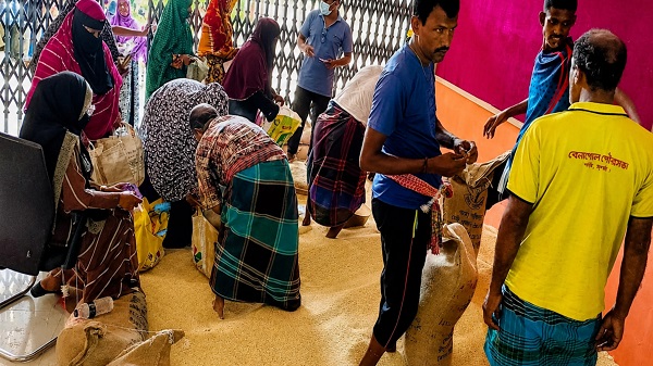 বেনাপোল পৌরসভায় ৪৬২১ পরিবারের মাঝে ভিজিএফের চাল বিতরণ