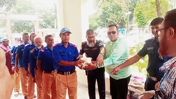 ঈদুল আযহা উপলক্ষে দিনাজপুর সদরে গ্রাম পুলিশ ও দফাদারদের মাঝে ঈদ উপহার বিতরণ