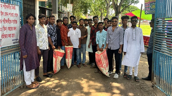 শ্যামনগরে কলেজ ক্যাম্পাসে ছাত্রদলের পরিচ্ছন্নতা অভিযান