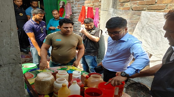 সাতক্ষীরায় আইসক্রিম কারখানায় র্যাবের অভিযানে, দুই প্রতিষ্ঠানকে ২ লাখ টাকা জরিমানা