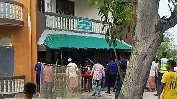 বনরক্ষীর গুলিতে নিহত জেলের মরদেহ নিয়ে বনবিভাগের অফিসে হামলা