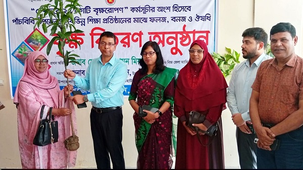পাঁচবিবির শিক্ষা প্রতিষ্ঠানে গাছের চারা বিতরণ করলেন জেলা প্রশাসক