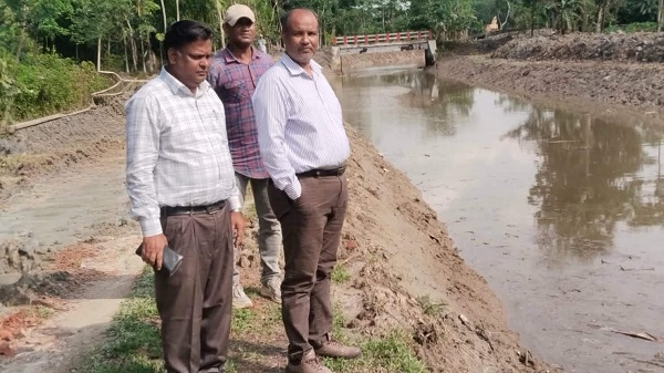 নলছিটিতে খাল পুনঃখনন কাজ পরিদর্শনে এলজিইডির নির্বাহী প্রকৌশলী
