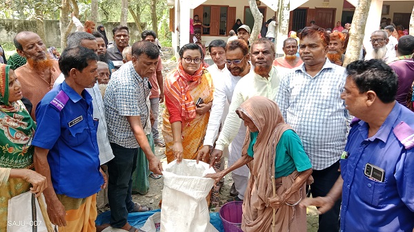নন্দীগ্রামে ভিজিএফ চাল বিতরণের উদ্বোধন করলেন ইউএনও শারমিন আরা