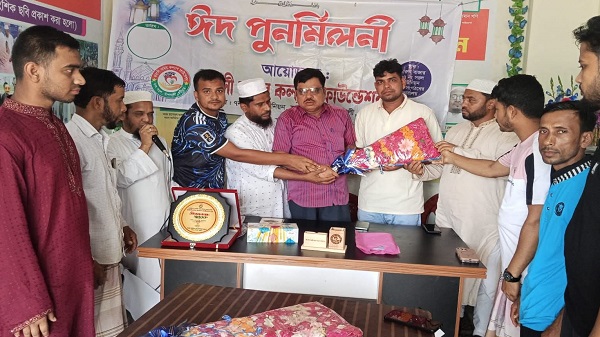 “সমাজসেবায় অবদানের স্বীকৃতি: প্রবাসী বখতেয়ার সংবর্ধিত”