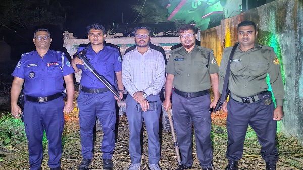 বাঁশখালীতে গভীর রাতে পাহাড় কাটার বিরুদ্ধে অভিযান, মাটি ভর্তি ড্যাম্পার জব্দ