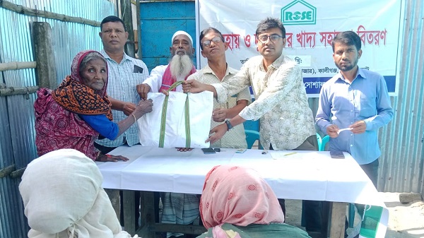 কালীগঞ্জে পরিবারের মাঝে রোজ সংস্থার ঈদ সহায়তা বিতরণ