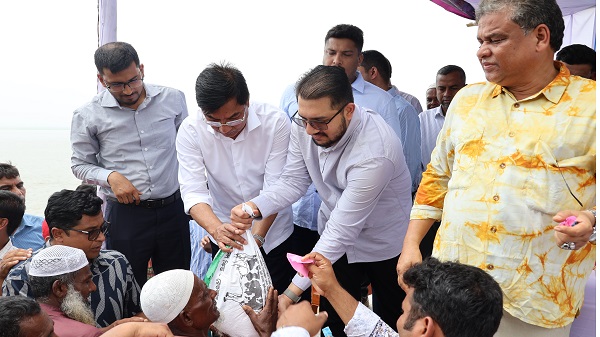 নদীভাঙন পরিদর্শন ও ঈদ উপহার বিতরণে প্রতিমন্ত্রী এম. রশিদুজ্জামান মিল্লাত