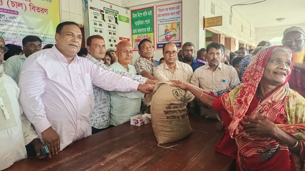 কালীগঞ্জে ঈদুল আজহা উপলক্ষে ভিজিএফের চাল বিতরণ