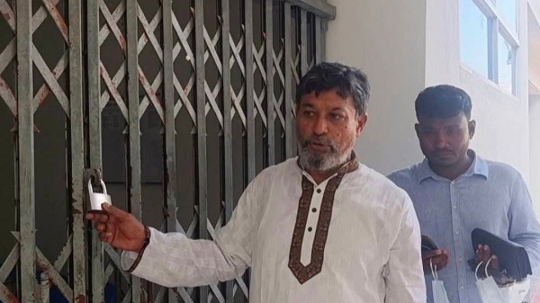 তালাবদ্ধ হাসপাতাল দেখে ক্ষুব্ধ এমপি জাহান্দার আলী