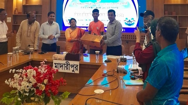 মাদারীপুরে মাসব্যাপী সাঁতার প্রশিক্ষণের সমাপনী, বিজয়ীদের মাঝে পুরস্কার বিতরণ