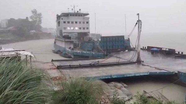 পাটুরিয়া-দৌলতদিয়া নৌরুটে ফেরি চলাচল আবারও স্বাভাবিক