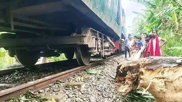 নীলফামারীতে ট্রেনের ইঞ্জিন লাইনচ্যুত