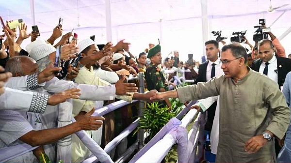 জাতীয় ঈদগাহে মুসল্লিদের সঙ্গে প্রধানমন্ত্রীর শুভেচ্ছা বিনিময়